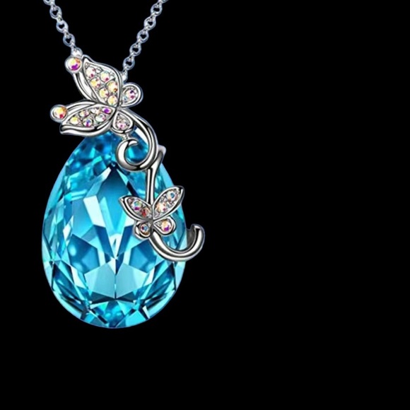 Gorgeous Butterfly Rhinestone Pendant Necklace 18inches - Picture 2 of 2